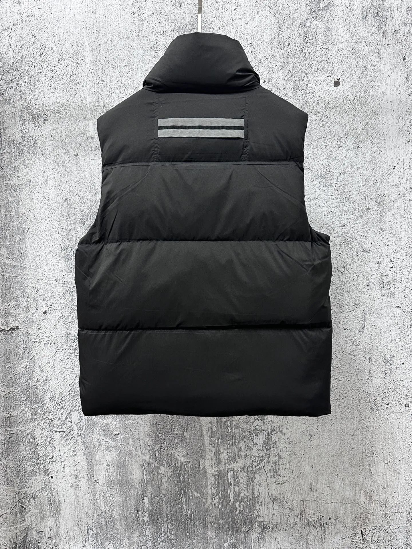 P560 【CANADA GOOSE】Lawrence Men's Down Vest The Lawrence down vest features a durable shell and quilted body, making it a must-have item for all seasons. It's made from sustainable Enduraluxe fabric, which has a durable soft touch. The Lawrence features a thoughtfully designed down-filled collar to block strong winds, a two-way zipper and a longer rear hem. Size: XS-XXL